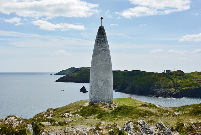 Image of a ancient lighthouse called the beacon in Baltimore Ireland